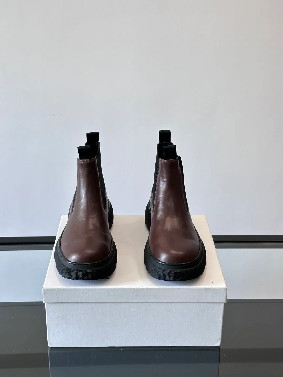 [Burberry] Top P: 920💰 Size: 39-44 (45. Customized) Burberry Matrix shoes👟Burberry autumn and winter men's high-top Chelsea boots, made with heavy industry! The upper is made of imported cowhide, with a slip-on design, classic plaid elastic straps, fine leather, and full of details. It is equipped with a classic and durable rubber thick sole, which increases the length of the legs. The cowhide lining is comfortable and breathable. It is easy to wear and fashionable, business and leisure, full of exquisite Italian style, and has a great look!